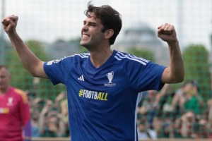 欧冠传奇赛在慕尼黑举行，菲戈、卡卡、西多夫、马特乌斯四队争冠