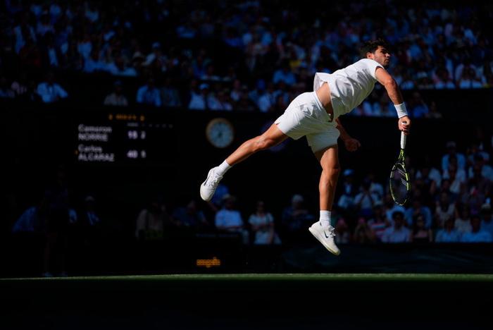 连续3年跻身温网四强！阿卡三盘速胜晋级，豪夺巡回赛23连胜