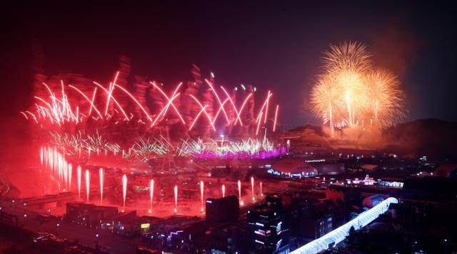 开云体育-周末的东京国立球场:50994人围观1500发烟花齐射
